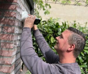 Simon van de Cameraboer installeert een camera